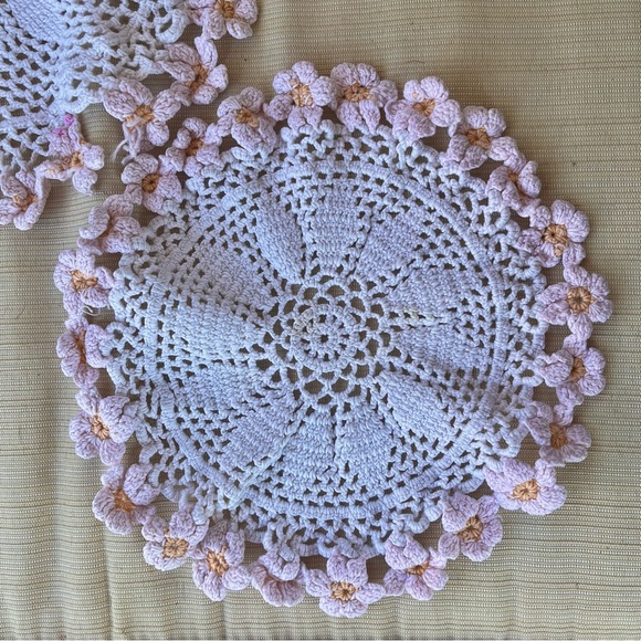 2 Vintage Mid Century Floral Hand-Knit Doilies - Picture 3 of 3
